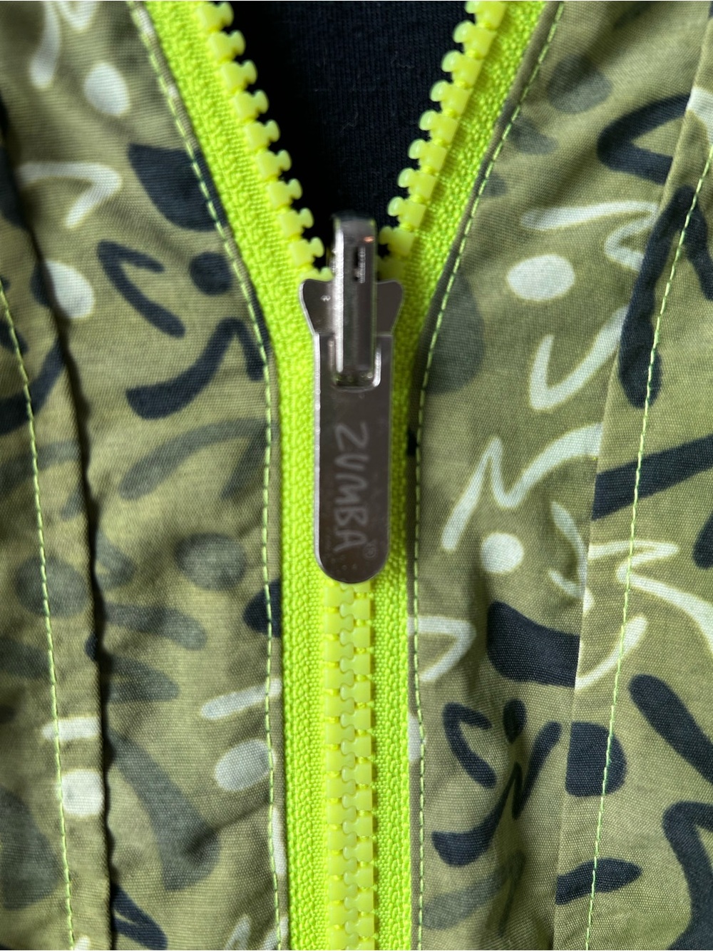 Zumba Fitness Windsurf Zip-Up Jacket in Soldier Print Size Medium - Picture 3 of 7